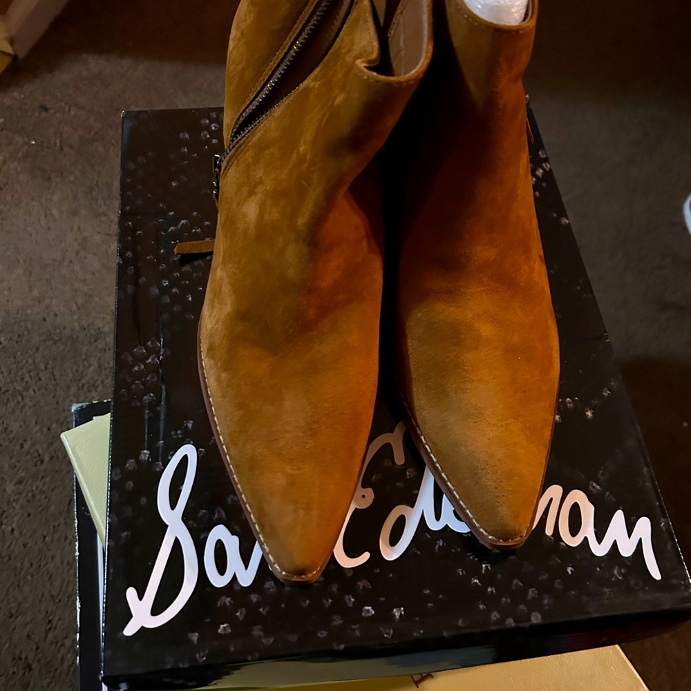 Women boots never worn